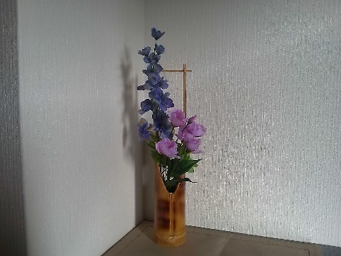 さて,今の玄関のお花です.以前にも似たような和風のものをアップしましたが,今回のは・・・ 分かりますかね? かのDイソー製のお花で,しめて2コインです.夏場の生花はもたないので,時々こんなものが登場します.でも良くできているでしょう?
