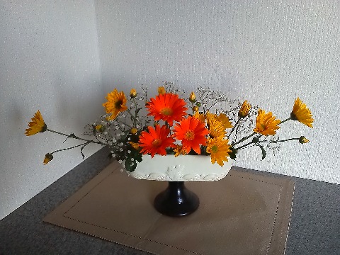 今の玄関のお花は,私の好きなビタミン・カラー,ガーベラと菊です.