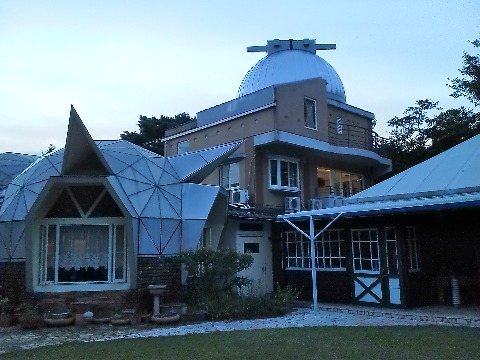 この建物の最上部にあるのが，その天文台です．