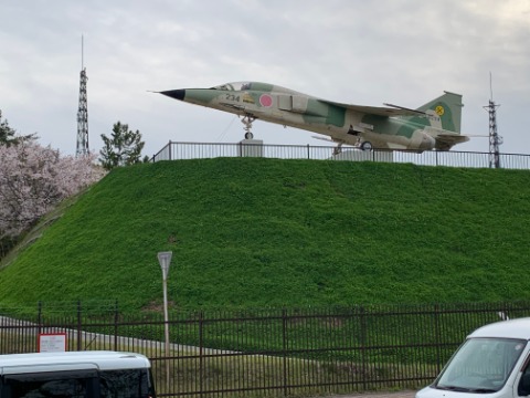 この写真、先日ジェット戦闘機の復活はご紹介しましたが、今回はこの緑の斜面です。土砂崩れを復旧したあと、ここはしばらくの間真っ黒でした。たくさんの草の種を蒔いたシートだったんですね。今はこんなにきれいな緑の飾り台になりました。