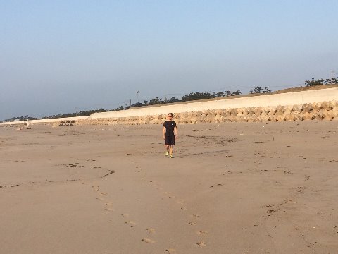 四ツ倉海岸砂浜 反対方向から愛しの彼が… 右足踝を痛めて今朝も散歩のかずくん