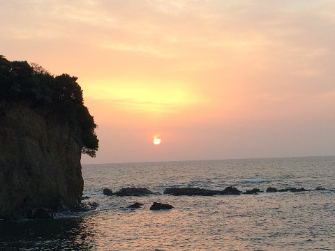 ４時５２分すでに太陽は静かな海の水平線上に、明日はもっと早めに走りにでかけないといけないかも