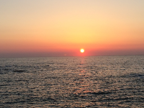 ５時２分　水平線からはすでに上に昇ってしまった今朝の太陽