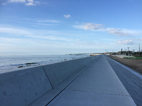 古い堤防を２ｍ嵩上げ工事して出来た新堤防。直線で４００ｍのコース。　海を見ながら走れる。
