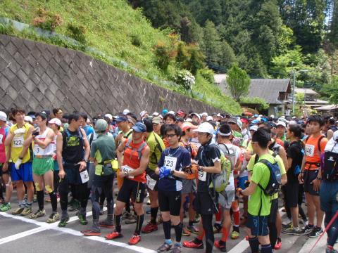 今からスタート。最前列はどのレースでもやる気満々？
