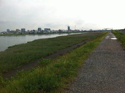 淀川。この砂利道は走らず、後方のロード(アスファルト)をJOG。