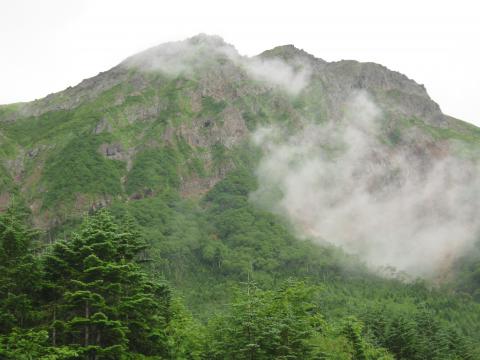 テント場から見上げる、主峰赤岳
あすは、ここに登るのか・・・。