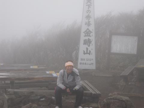 視界ゼロの展望の中YaSujoさん元気いっぱいである。