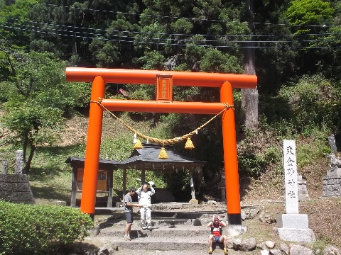 きついロードを登りきり13時30分 東砂金神社。昨年より1時間15分早い 幸いまだ足は残っていたので、この先11キロの林道、なんとか走れそう