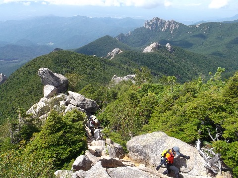 標高2400m付近 森林限界を行くJIFUさん バックには瑞牆山