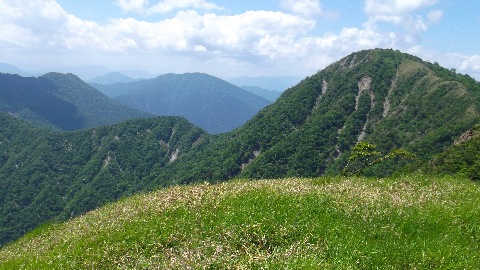 蛭が岳を振り返る 奥の山は大室山