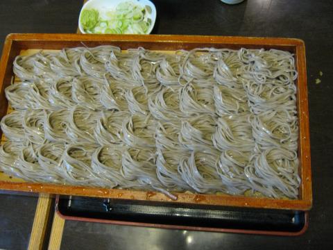 越後湯沢駅前でへぎそばを賞味これで５人前！あっという間に平らげる