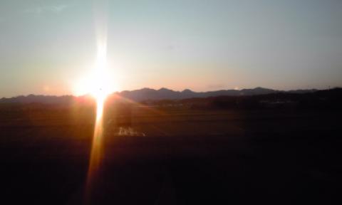 那須連邦に沈む夕陽　新幹線は味気ないかもしれないが高架を走ることもあり結構眺めは良い