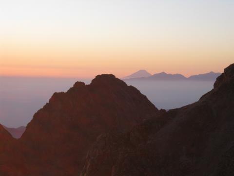 御来光前。前穂高の右に富士山、１右手前のピークは南アルプスの甲斐駒ケ岳、さらに右端のピークは日本第２位の北岳。