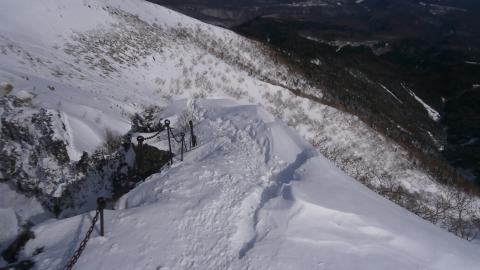 横岳山頂直下の急峻の下り　両側とも切れ落ちている