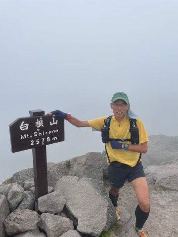 山頂は真っ白の世界 強風が吹き一気に体が冷える