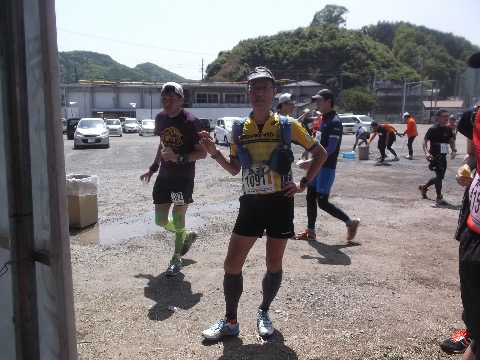 50キロ地点10時23分 昨年より15分早着。そろそろ暑さが厳しくなってきた。蕎麦を2杯いただく。