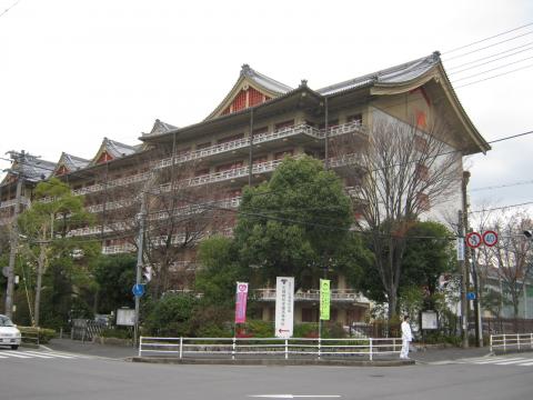天理教の施設この辺は、天理教一色一種独特な雰囲気
