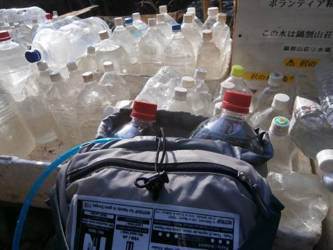 ６キロ地点のペットボトル置き場今日は８リットル分を詰め込む気まぐれさんの甥っ子さん２人も率先して自分のザックに入れている。さすが叔父の血を引いているだけある