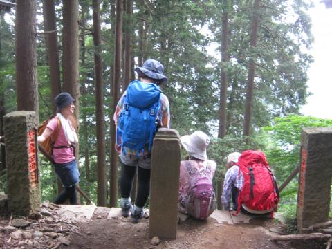 下社の手前、無事下山。みんないいザック持っているな～グレゴリー、ノースフエース・・・。