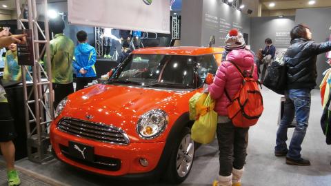 なんとpumaのブースにはオレンジ色のMINIのクラブバンが!華やかだな~!