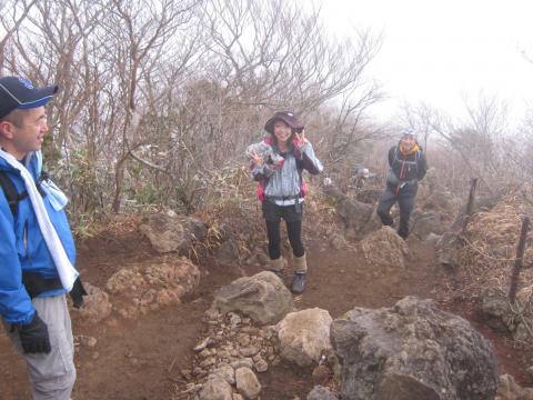 金時山の登りでK嬢華奢な体に似合わず結構タフそれを見守るオヤジたち