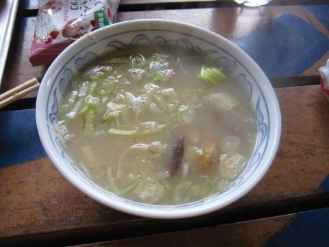 金時茶屋で注文したきのこ汁めっちゃうまい