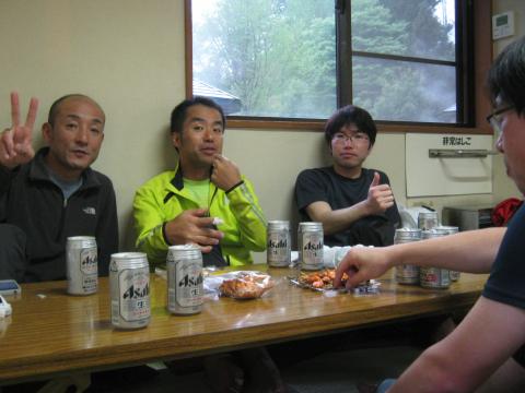 中川温泉「ブナの湯」で一浴後バスを待つ間、待望の「泡」で乾杯山中ではぐっとこらえていたのでうまさは格別！
