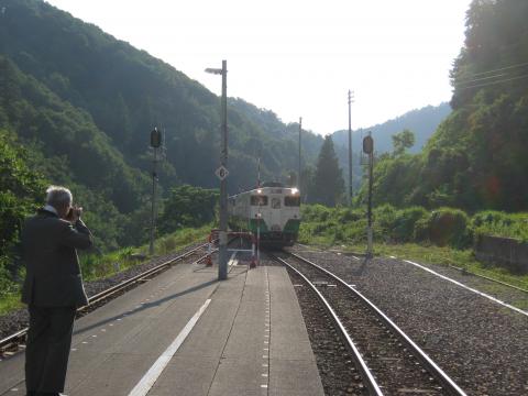 長いトンネルを超え、大白川駅で列車交換
この頃にはにごり酒のビンも空に・・・。