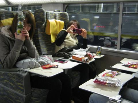 帰りの新幹線。グリーン車しか指定が取れなかったが１０００円プラスしただけで快適空間K嬢は八海山を片手にご満悦東京駅につく前に３００mlのボトルを空けてしまう・・。