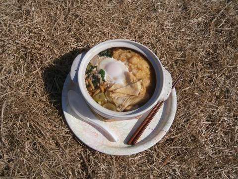 今日は休日ということもあり休日ということまあり１１時頃でも鍋焼きうどんの注文が多く厨房は戦場状態それでも１０分待ちでありつけるありがたい