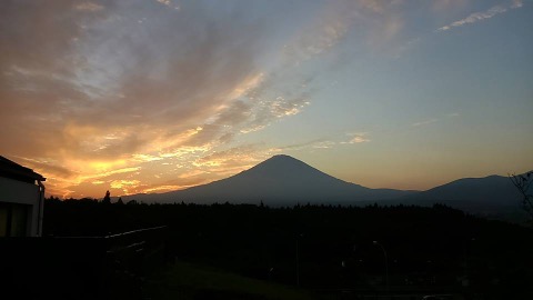 立ち寄った足柄温泉から夕映えの富士 この後雲が見事に染まり絶景が 浴室の大きな窓からゆったりと眺められ 至福の時。この温泉ちょっとアクセスは悪いけど穴場