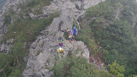 アサヨ峰に向かう岩尾根をたどる