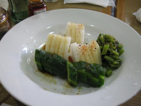 駅前食堂のおかみさん手作りの漬物(サービス)
どんどん、ビールが進む。
こんなうまい漬物出されたら、ただで済むはずないです。
正に商売上手。