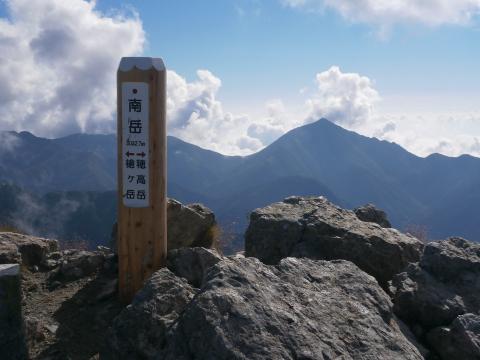 標高3032m 南岳山頂 右は常念岳