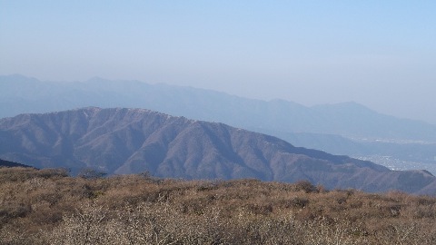 箱根外輪山 奥は丹沢の山並
