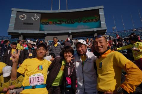 我がDチーム MORIさんkenさん、気まぐれさん。タイムは1時間28分5秒。混成チーム一般の部で833チーム中36位
湘南オヤジ ピースサインなのになぜか小指が立っている
