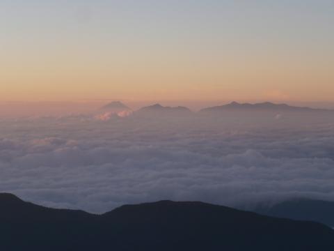 遥かに富士。右は南アルプス甲斐駒ケ岳~鳳凰三山 そして北岳
日本第1位 2位の高峰が並ぶ