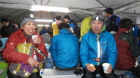 深夜0時近く、山中湖きららに無事到着 遠方からの参加のためレース前日からあまり眠れていなかったというお二人。時々幻覚に悩まされながら進んでいるという。