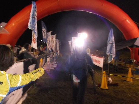 ゴール後 最終ランナーを出迎える 16時間 おつかれさま!