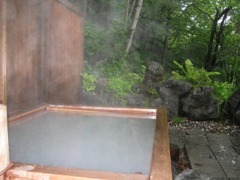 前泊した民宿の露天風呂とてもクリーミーで柔らかい湯滞在中６回も浸かってしまった・・・。