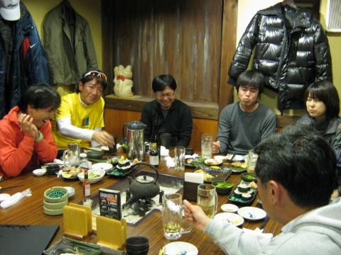 茅ヶ崎で打ち上げ、皆さんお疲れでした!
左から、mizuやんさん、アミーゴさん、コナンさん、まんたさん、オキョンさん、Trojanさん
コナンさんの手元にあった2本の焼酎のボトルは、終了時には空になっていた!さすが、元バッカス。