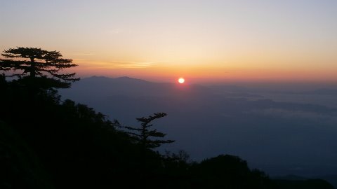 翌朝は4時20分スタート 途中標高2600mあたりで
御来光!
