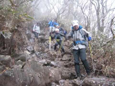 滑落、転倒に気をつけて降りていく