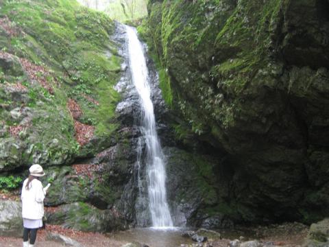 綾広の滝この頃から雨足が強くなってくる