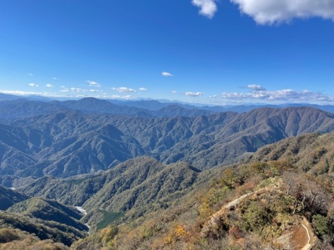 今日は空気も澄み はるかに南アルプスや八ヶ岳まで遠望できた。さらに八ヶ岳の奥に穂高をのぞむことができる時もある