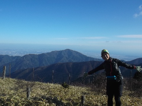 大山をバックに