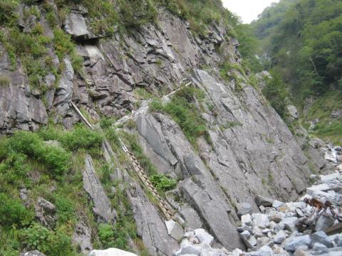 白出沢の岩切道。足元がすっぱりとキレ落ちて注意を要する。