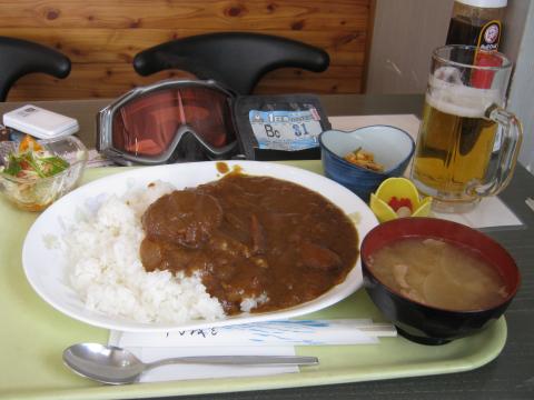 本日の昼食。コロッケカレーにトン汁、生ビールまでついて、1000円
安い!味もまずまず。でも、お客さんは私を除いて3人のみ