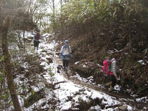 雪が出てくる。スリップしてこ転ばないように